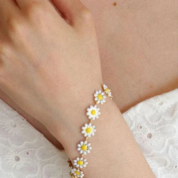Korean Style Cute Small Daisy Flower Stud Earrings for Women Girls Sweet Statement Asymmetrical Earring Party Jewelry Gifts