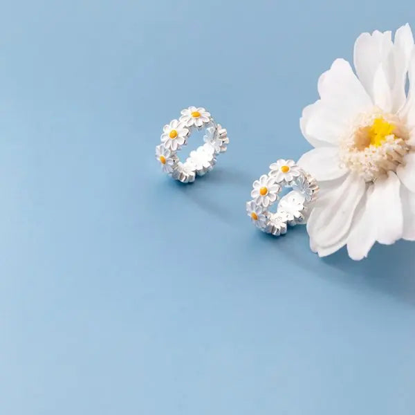 Korean Style Cute Small Daisy Flower Stud Earrings for Women Girls Sweet Statement Asymmetrical Earring Party Jewelry Gifts